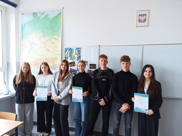 zdjęcie przedstawia laureatów konkursu