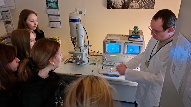  Uczniowie przed mikroskopem elektronowym