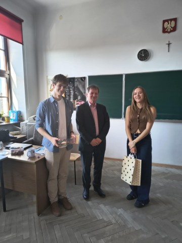 dr Julian Janus z AGH i uczniowie klasy 2a