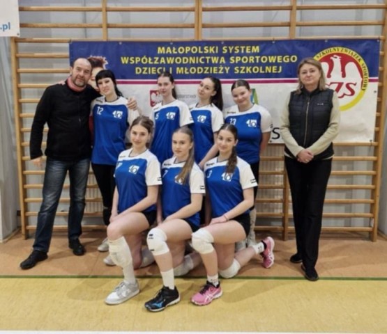 Zdjęcie drużyny z prof. Olszowską oraz prof. Kowalczykiem