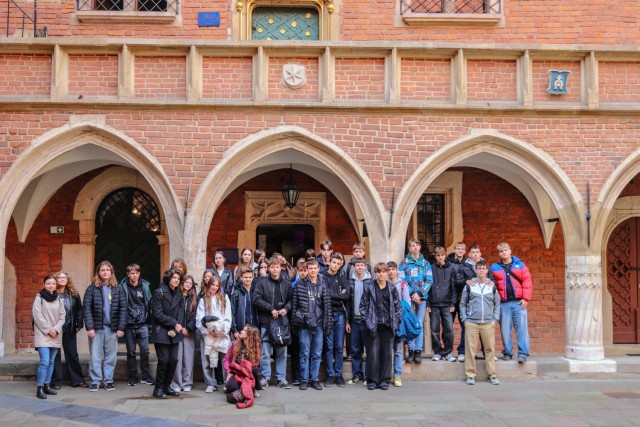 Uczniowie I LO na dziedzińcu Collegium Maius Uniwersytetu Jagiellońskiego