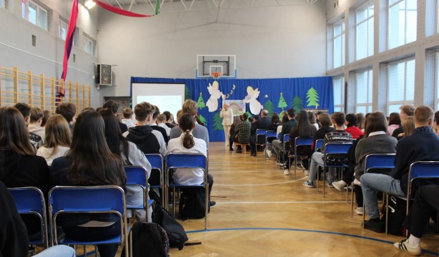 widok sali wraz z uczestnikami konkursu